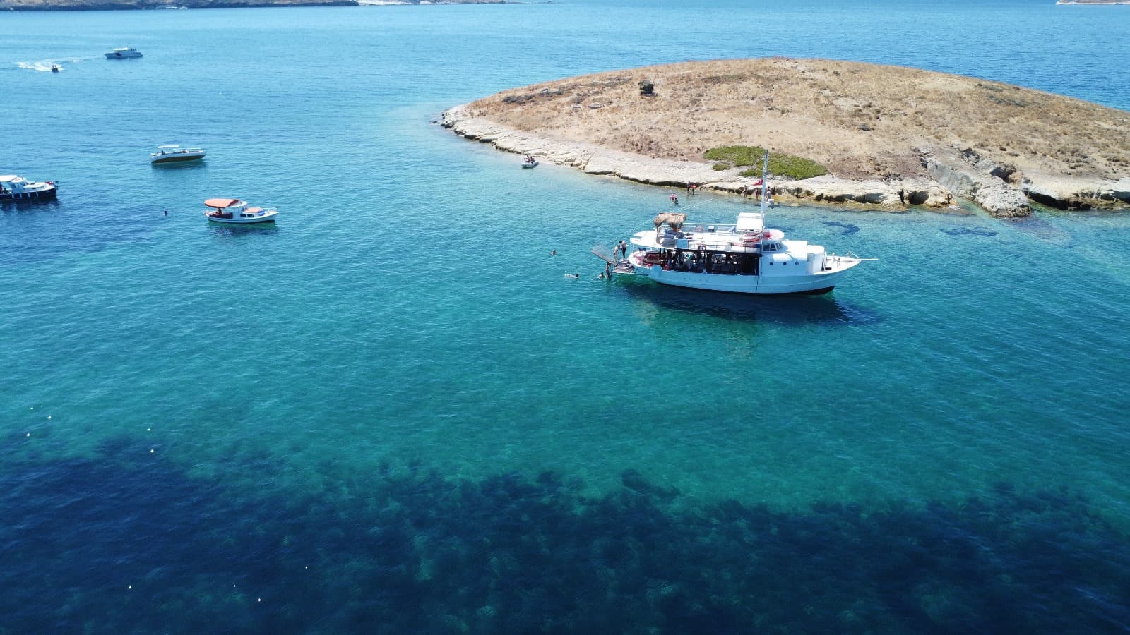 Yekta Kaptan teknesi Foça koylarında